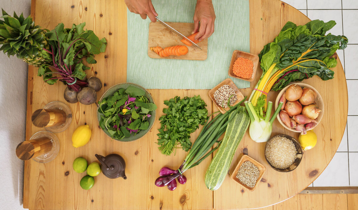 Linh nutritionist cutting vegetables top 1