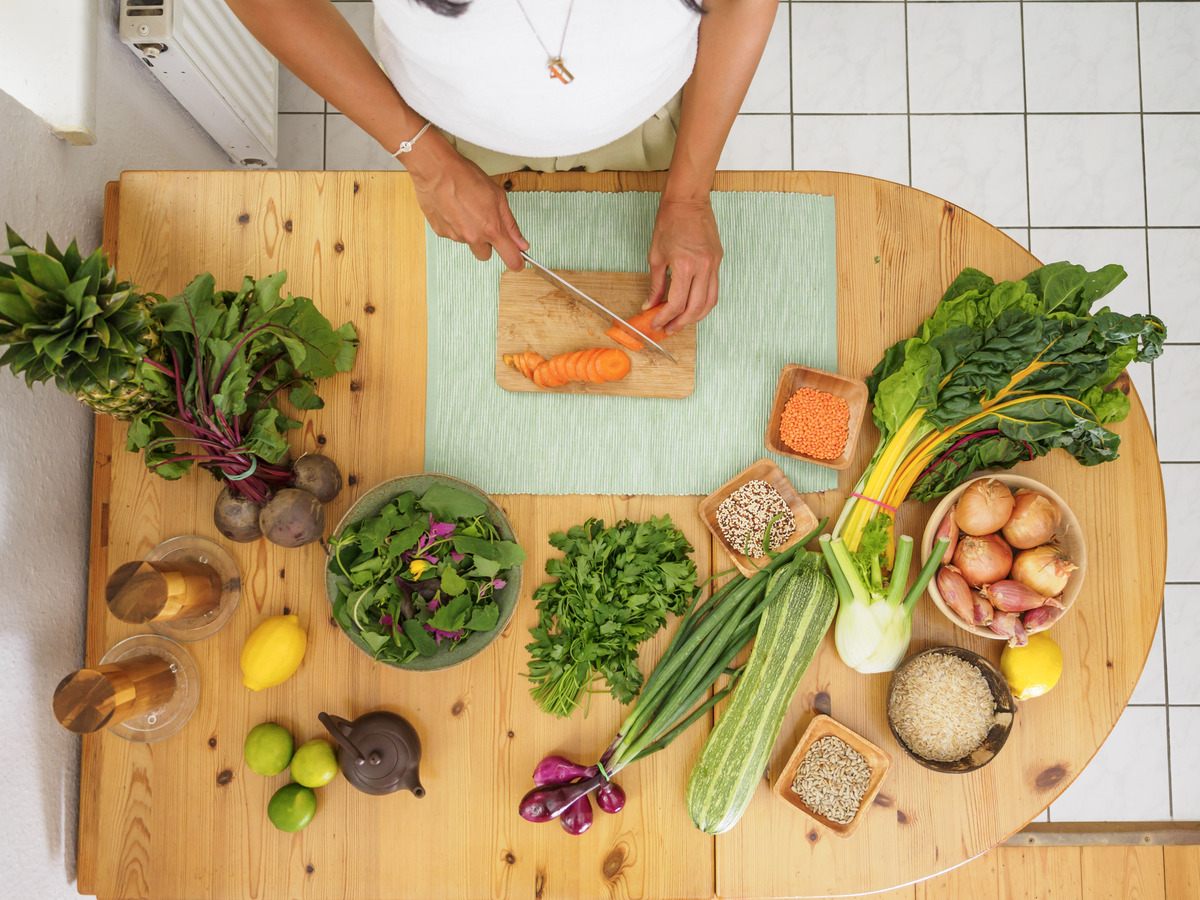 Linh nutritionist cutting vegetables top english speaking nutritionist and holistic health coaching Linh Le Niaria cutting vegetables in berlin