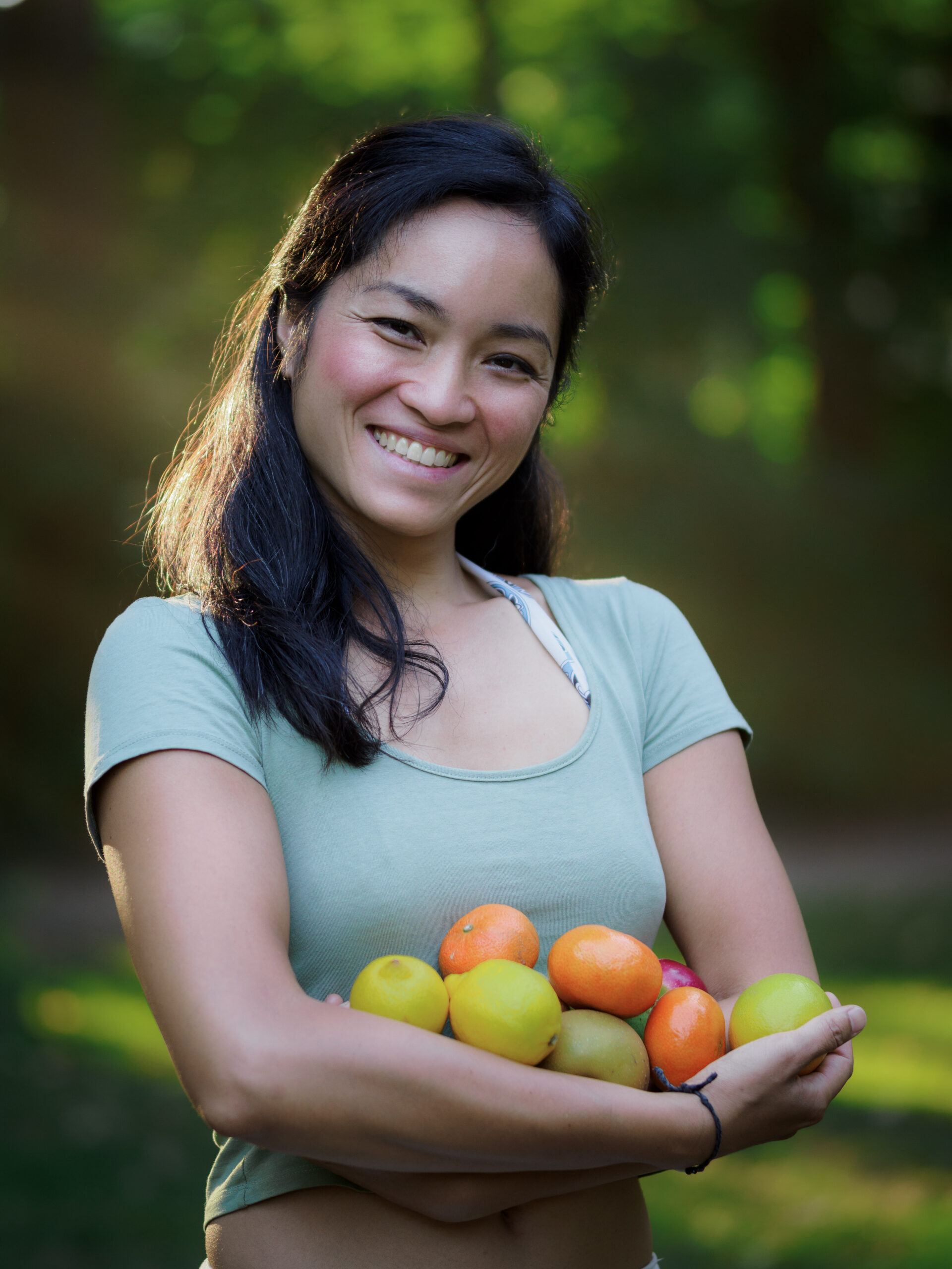 Linh nutritionist holding fruits friendly in berlin